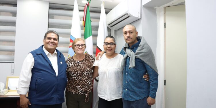 Reúne ayuntamiento a joven con su madre