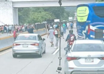 Se registran bloqueos en la Autopista del Sol y carretera México – Acapulco, en la comunidad de El Ocotito