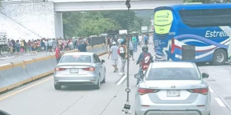 Se registran bloqueos en la Autopista del Sol y carretera México – Acapulco, en la comunidad de El Ocotito