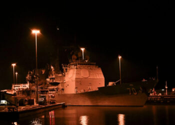 Buque lanzamisiles de EU ingresa a canal de Panamá rumbo al Caribe, entre tensiones con Venezuela