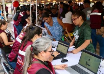 Cumplen a familias de la colonia Sol Aguilar con servicios gratuitos de “Sonora Atiende”