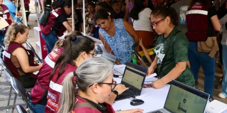 Cumplen a familias de la colonia Sol Aguilar con servicios gratuitos de “Sonora Atiende”