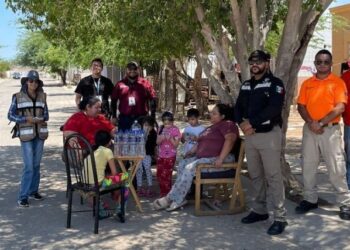 Entregan agua y suero oral en Hermosillo  