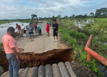 Por fuertes lluvias colapsa puente vehicular en Texistepec, Veracruz