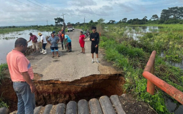 Por fuertes lluvias colapsa puente vehicular en Texistepec, Veracruz