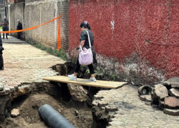 Lluvia provoca socavón de tres metros de ancho en Xochimilco