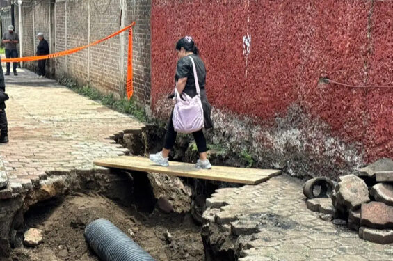 Lluvia provoca socavón de tres metros de ancho en Xochimilco