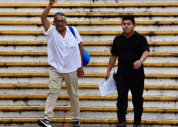 Liberan a organizador de caravanas