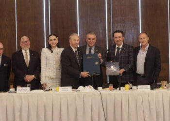 Johnson se compromete a trabajar en preocupaciones de empresarios