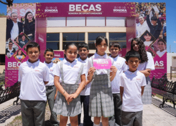 Gobernador Durazo cumple a estudiantes de la Sierra con becas y libros gratuitos