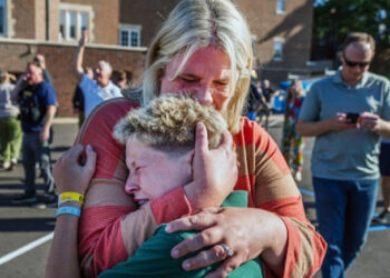 Dos niños asesinados y 14 heridos en tiroteo en iglesia de Minneápolis