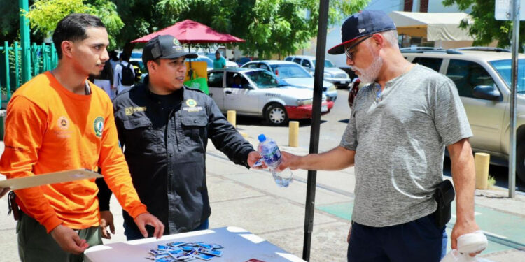 Refuerza Gobierno de Sonora acciones preventivas con entrega de agua y suero