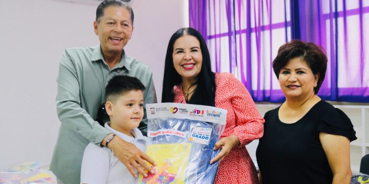 Inicia DIF Municipal entrega de útiles y calzado escolar en primaria Topahue