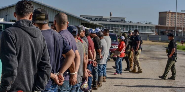 Sheinbaum confirma detención de mexicanos en redada en planta automotriz en EU