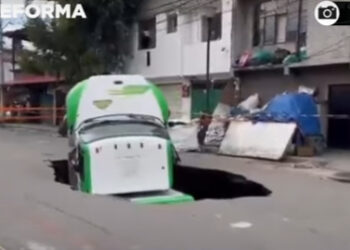 Socavón ‘engulle’ un camión de refrescos en Iztapalapa