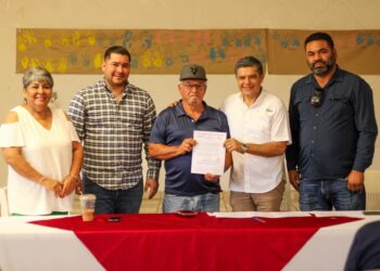 Entrega alcalde 50 cartas de asignación de motores a pescadores