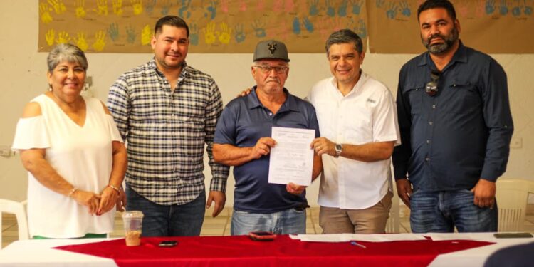 Entrega alcalde 50 cartas de asignación de motores a pescadores