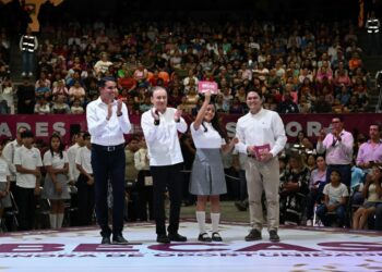 Gobernador Durazo invita a participar en la convocatoria de becas públicas para nivel básico