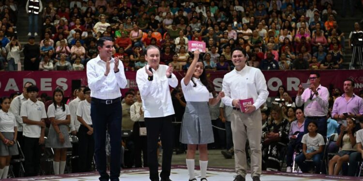 Gobernador Durazo invita a participar en la convocatoria de becas públicas para nivel básico