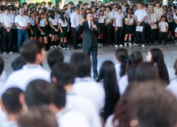 Da Bienvenida Javier Lamarque a estudiantes del ciclo  escolar  2025-2026
