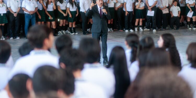 Da Bienvenida Javier Lamarque a estudiantes del ciclo escolar 2025-2026