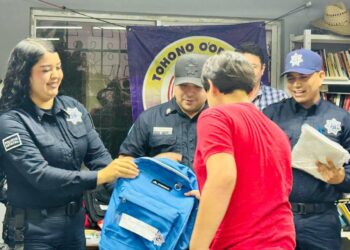 Comparten grupos de la PESP del Gobierno de Sonora mochilas y útiles escolares