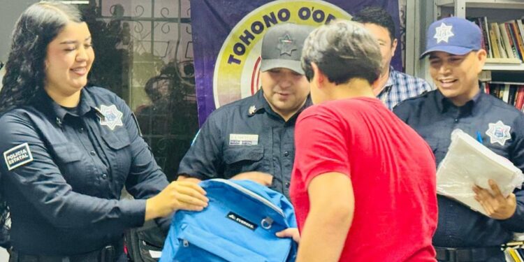 Comparten grupos de la PESP del Gobierno de Sonora mochilas y útiles escolares
