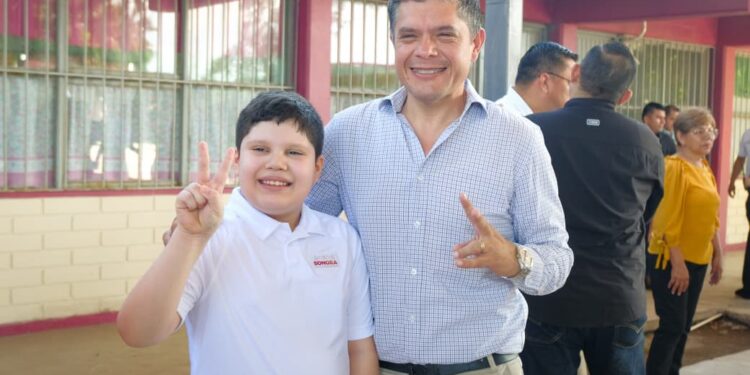 Encabeza alcalde ‘Beto’ Vázquez regreso a clases en el CAM número 9