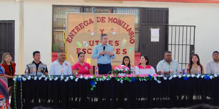 Entrega Omar Del Valle Colosio mesabancos a primaria indígena de Pesqueira