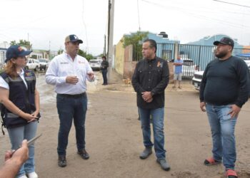 Atiende Toño Astiazarán a familias de La Caridad afectadas por lluvias