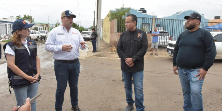 Atiende Toño Astiazarán a familias de La Caridad afectadas por lluvias