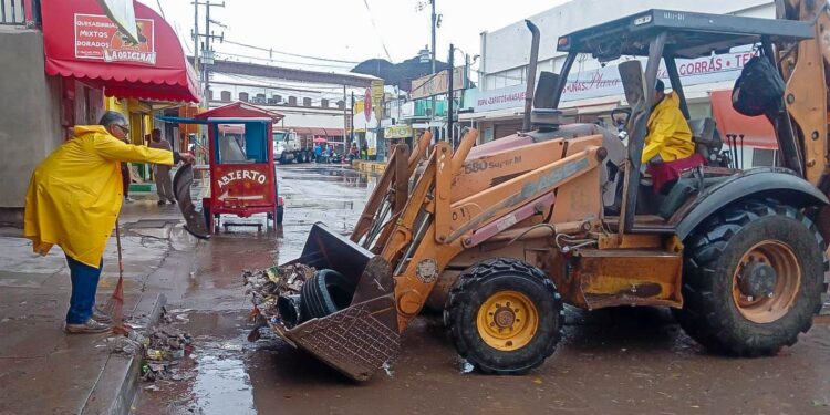 Trabaja el Ayuntamiento de Guaymas en acciones de limpieza