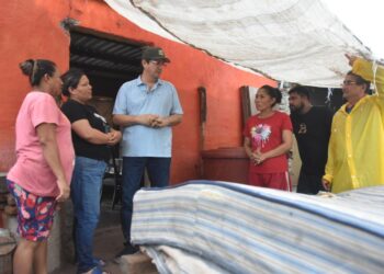 Encabeza Elías Retes entrega de apoyos y atención integral a familias afectadas por la tormenta “Lorena”