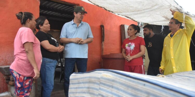 Encabeza Elías Retes entrega de apoyos y atención integral a familias afectadas por la tormenta “Lorena”