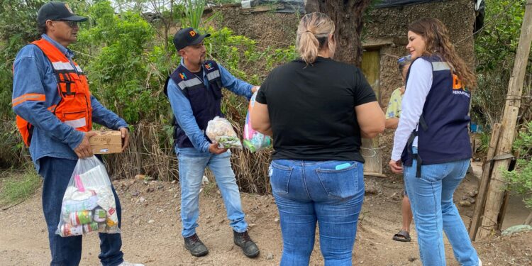 Lleva Patty Ruibal alimentos y útiles escolares a familias afectadas por lluvias de El Tazajal y La Victoria