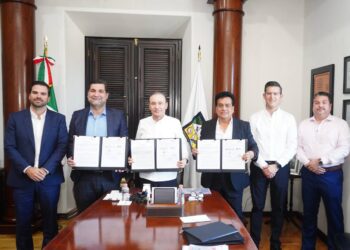 Gobernador Durazo y empresariado coordinan esfuerzos para profesionalizar a jóvenes en la industria con entrega de becas