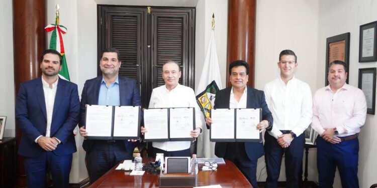 Gobernador Durazo y empresariado coordinan esfuerzos para profesionalizar a jóvenes en la industria con entrega de becas