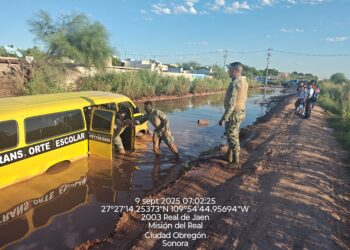 Rescatan  Marinos a estudiantes tras imprudencia de chofer de transporte escolar