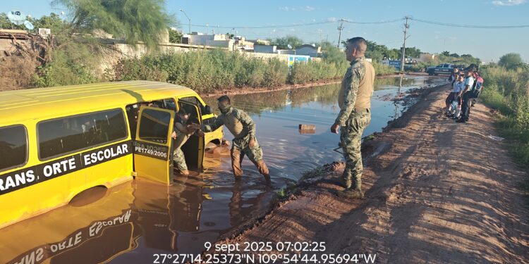 Rescatan  Marinos a estudiantes tras imprudencia de chofer de transporte escolar