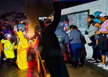 Evacúan a 150 alumnos y 15 docentes tras inundación en escuela de El Marqués