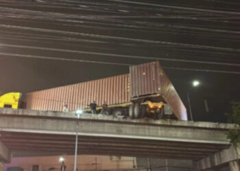 Tractocamión, a punto de caer desde puente vehicular en Naucalpan