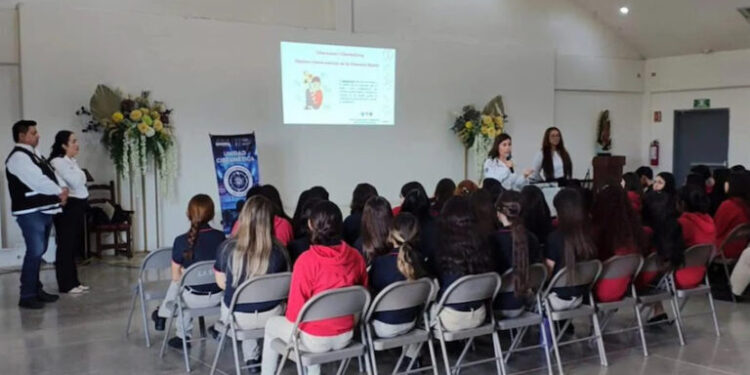 Concientizan a estudiantes de bachillerato sobre implicaciones de la violencia cibernética