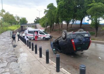 Enfermera pierde el control de su vehículo y vuelca debajo de un puente en Hermosillo