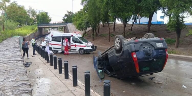 Enfermera pierde el control de su vehículo y vuelca debajo de un puente en Hermosillo