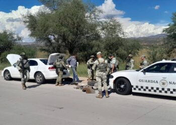 EN SONORA, GUARDIA NACIONAL DETIENE A CONDUCTOR POR TRANSPORTAR APARENTE FENTANILO OCULTO EN LA FACIA DE SU AUTO*