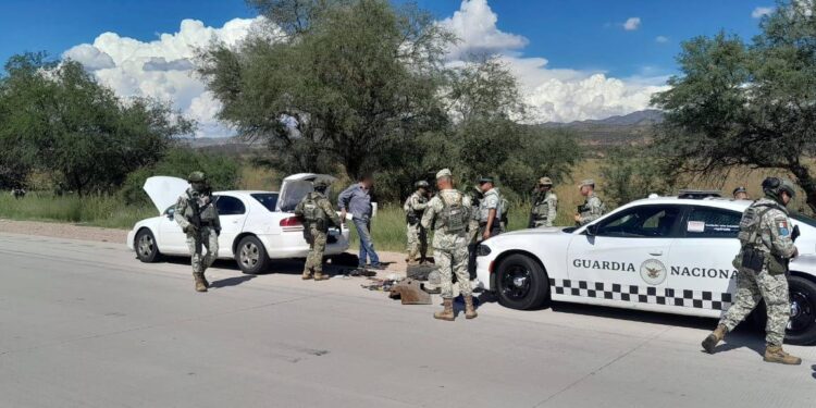 EN SONORA, GUARDIA NACIONAL DETIENE A CONDUCTOR POR TRANSPORTAR APARENTE FENTANILO OCULTO EN LA FACIA DE SU AUTO*