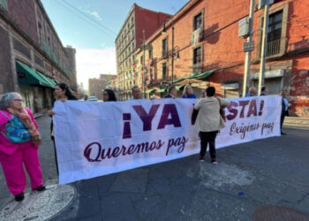 Sinaloenses se manifiestan frente a Palacio Nacional; exigen paz en su entidad