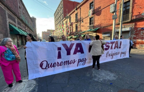 Sinaloenses se manifiestan frente a Palacio Nacional; exigen paz en su entidad