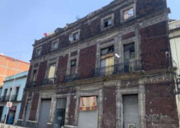 Descuidan a propósito edificios del Centro Histórico para desalojarlos