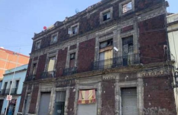 Descuidan a propósito edificios del Centro Histórico para desalojarlos